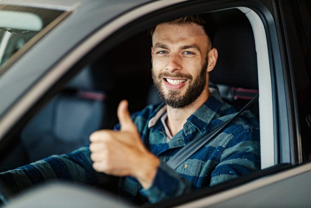 Conducteur souriant au volant